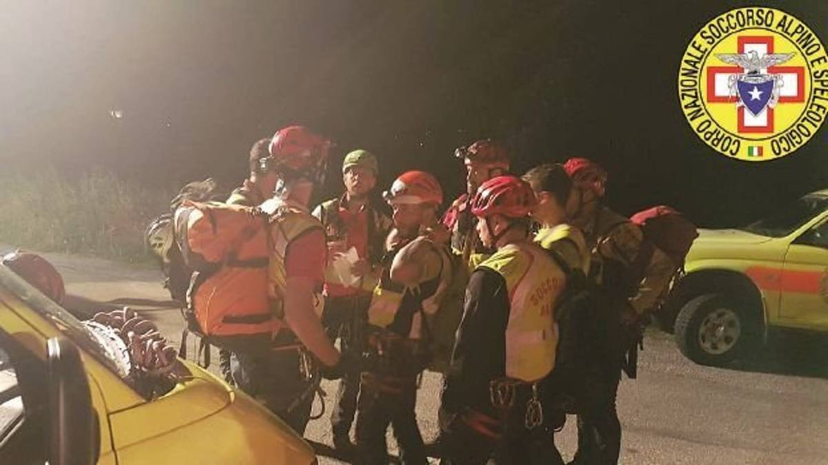 Telefona alla moglie: «Mi sento male». Trovato morto in fondo a un dirupo