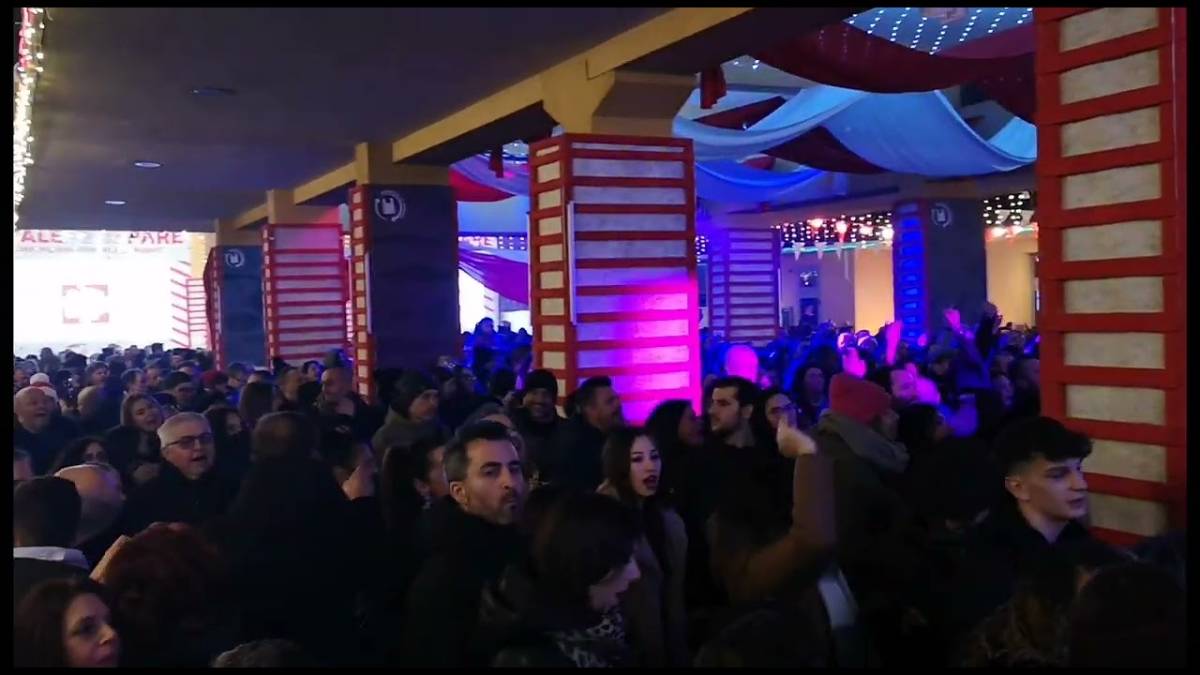 Capodanno 2023 a Imola, brindisi e fuochi d'artificio VIDEO