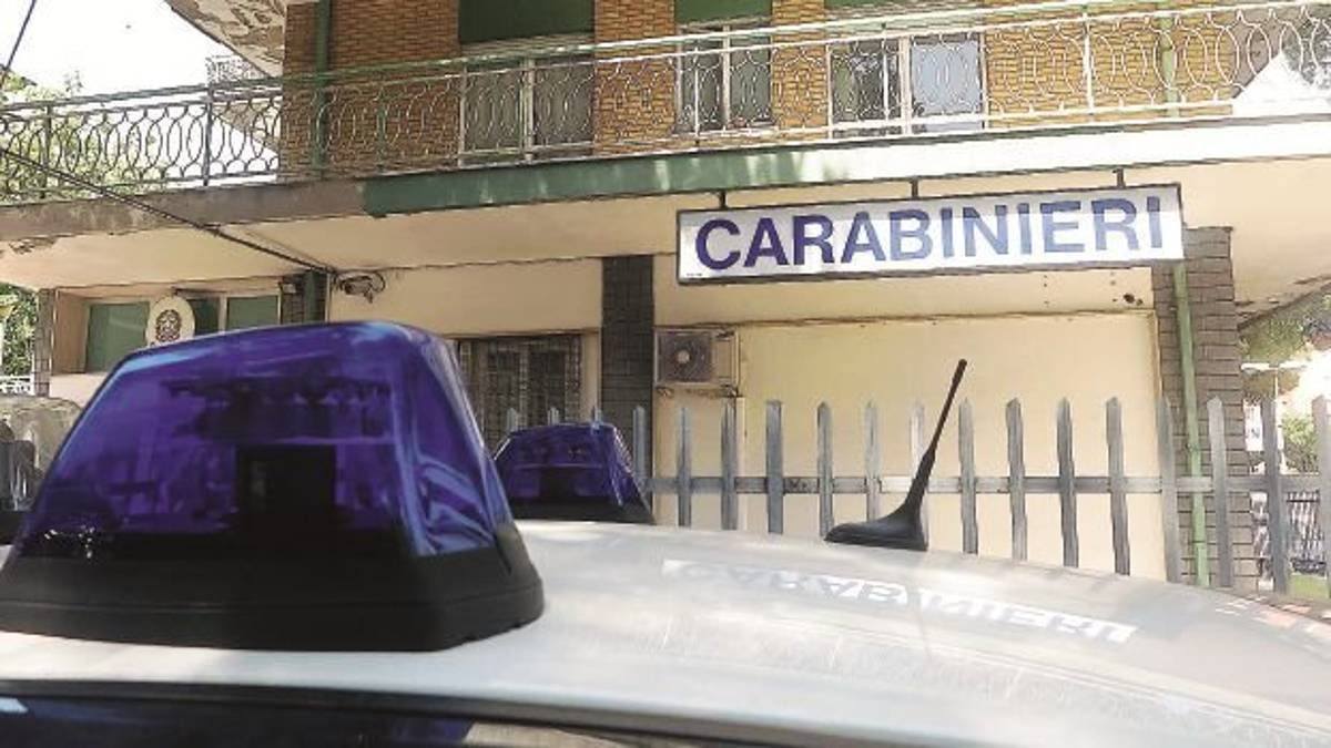 Riccione, coltello in mano rapina market ma fugge e lascia il bottino in strada