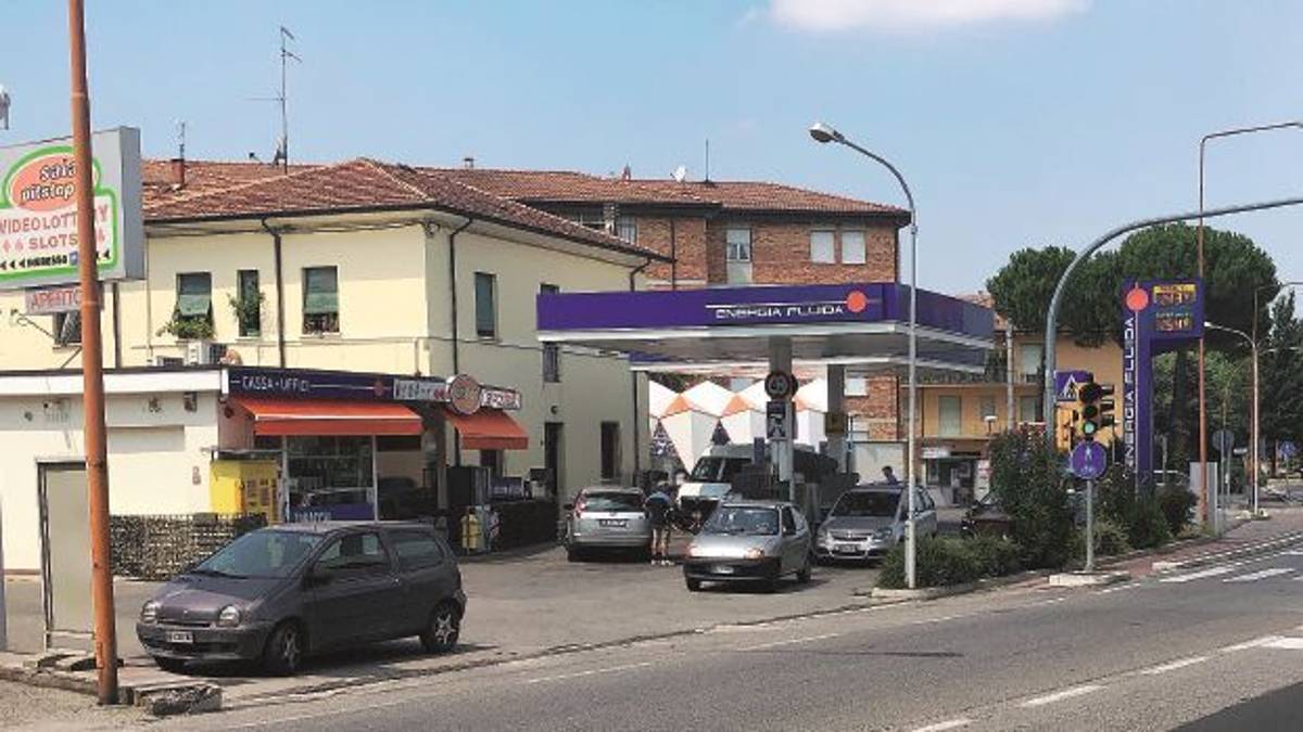 A Cesena cassiera resiste alla rapina e il ladro le spara con una pistola a liquido urticante