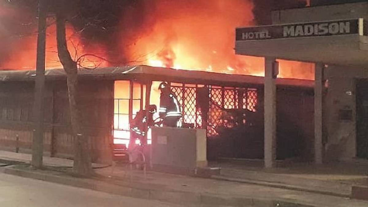 Un incendio distrugge la storica sala giochi di viale D’Annunzio a Riccione