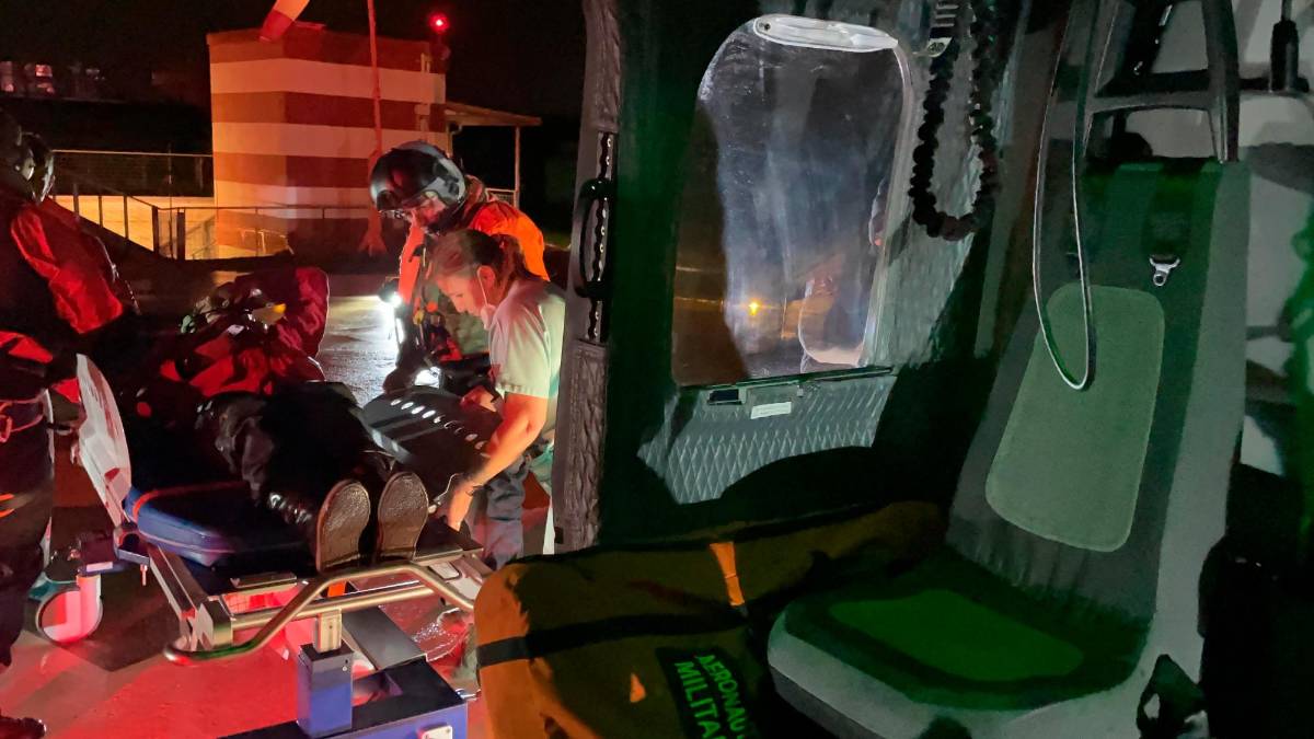 Cade in barca al largo di Venezia: ragazza di 24 anni soccorsa dall’elicottero del 15° Stormo di Cervia dopo un grave trauma cranico VIDEO