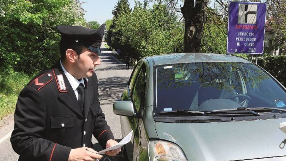 Si scansa spaventata da una biscia, bambina investita