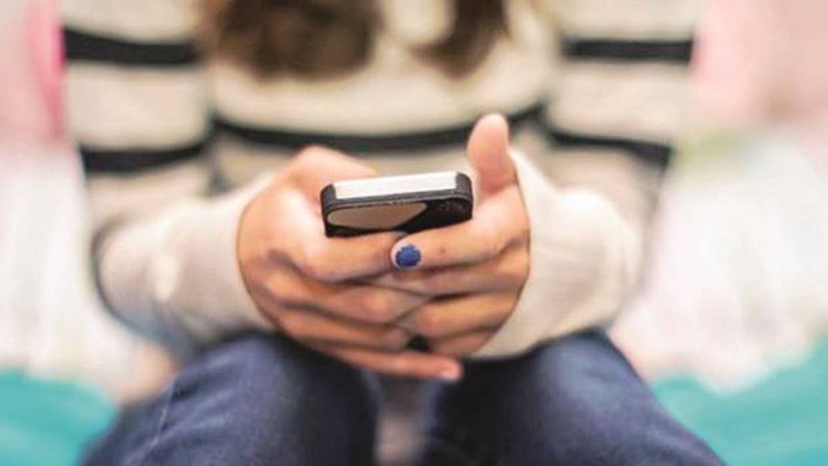 “Rubano” un video erotico a una 15enne e poi lo diffondono in Rete a sua insaputa