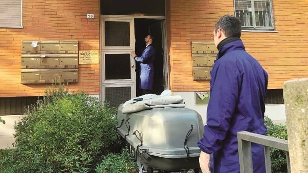 Cesena, morta da una settimana, il marito la vegliava. Mistero sul decesso