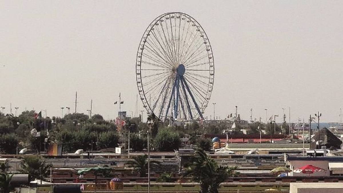 Ruota panoramica abusiva, la Procura di Rimini chiede il processo