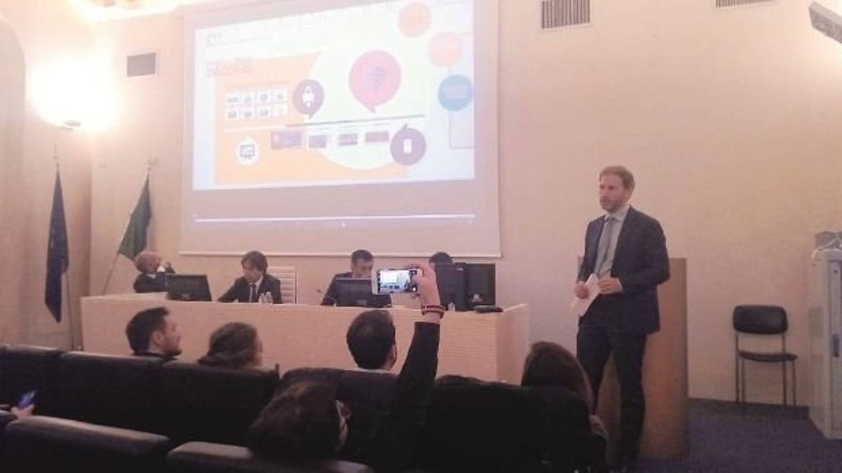 Casaleggio prof per i giovani a Ravenna ma i suoi “ex” lo contestano