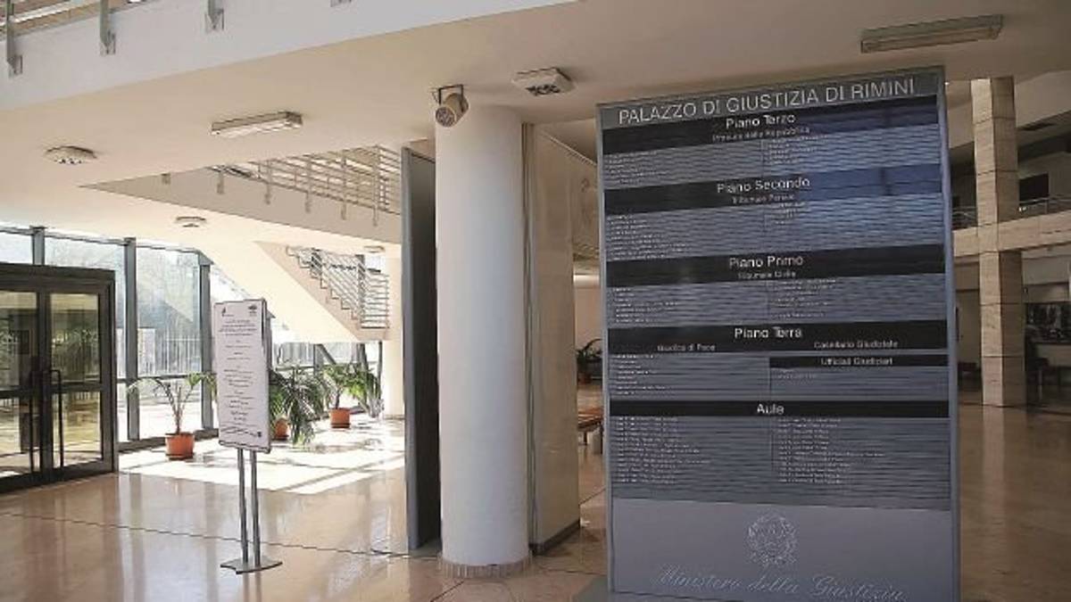 Rimini, avvocatessa si “trasferisce” in un pollaio per evitare il pignoramento dei beni
