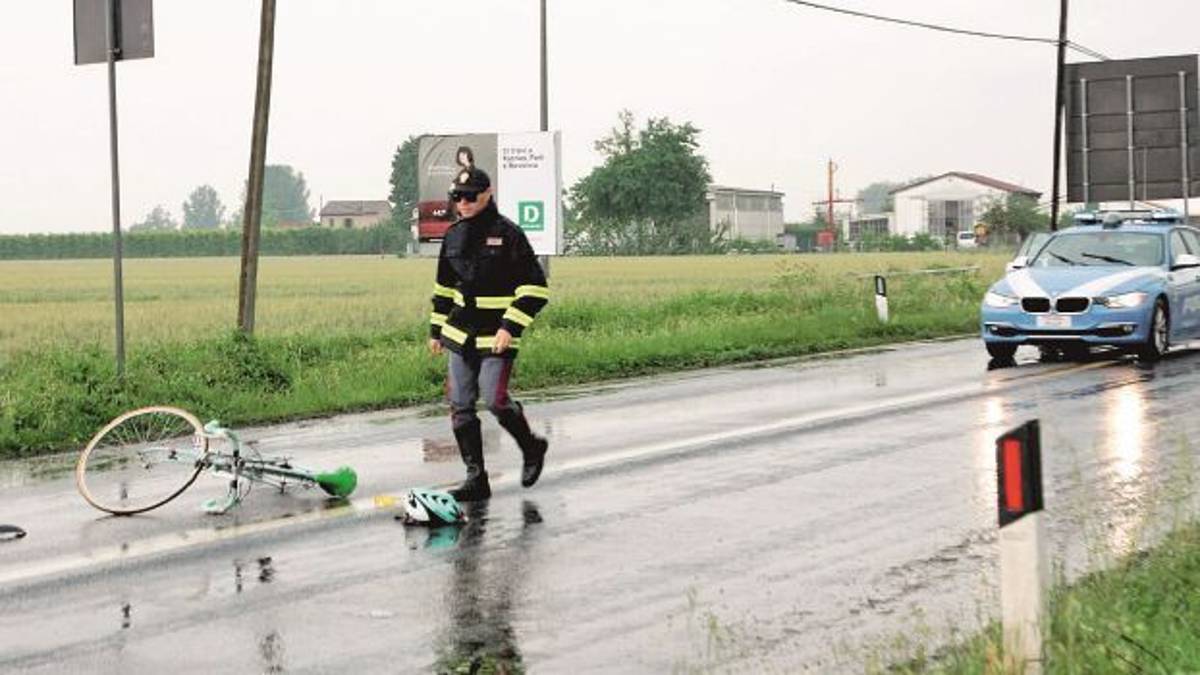 Urta lo specchietto di un'auto: ciclista ferito