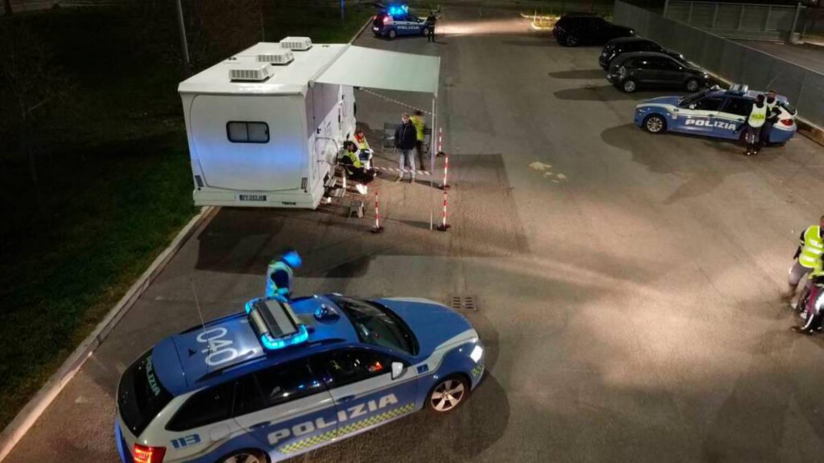 Controlli della Polstrada a Riccione: 11 conducenti positivi al test antidroga, 17 patenti ritirate, multato tassista abusivo