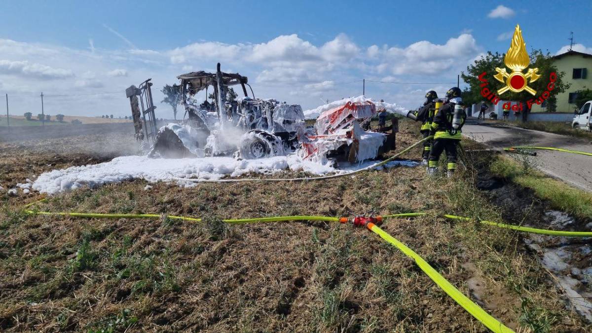 Incendio brucia un trattore a Meldola, intervento dei vigili del fuoco con liquido schiumoso per arginare le fiamme