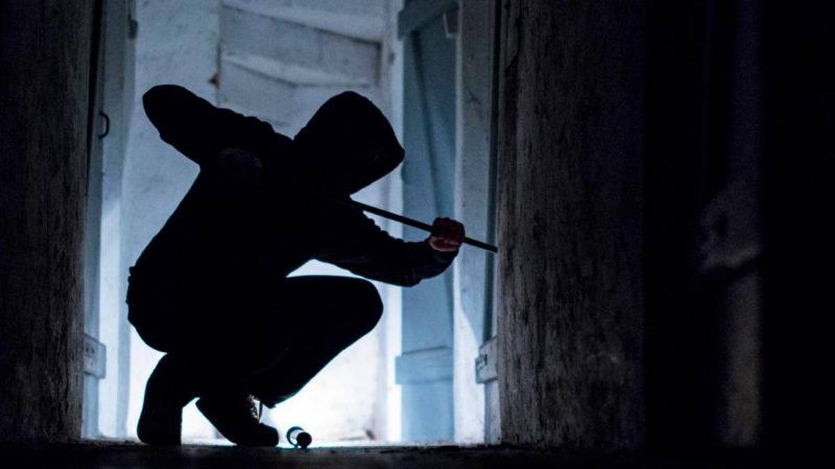 Novafeltria, sorpreso a rubare nel garage: 31enne arrestato