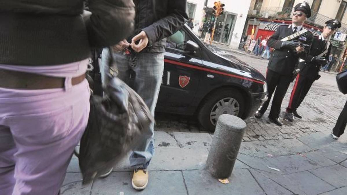 Tenta di filmare l’amica nel bagno: scoperto, finge uno spaccio di droga