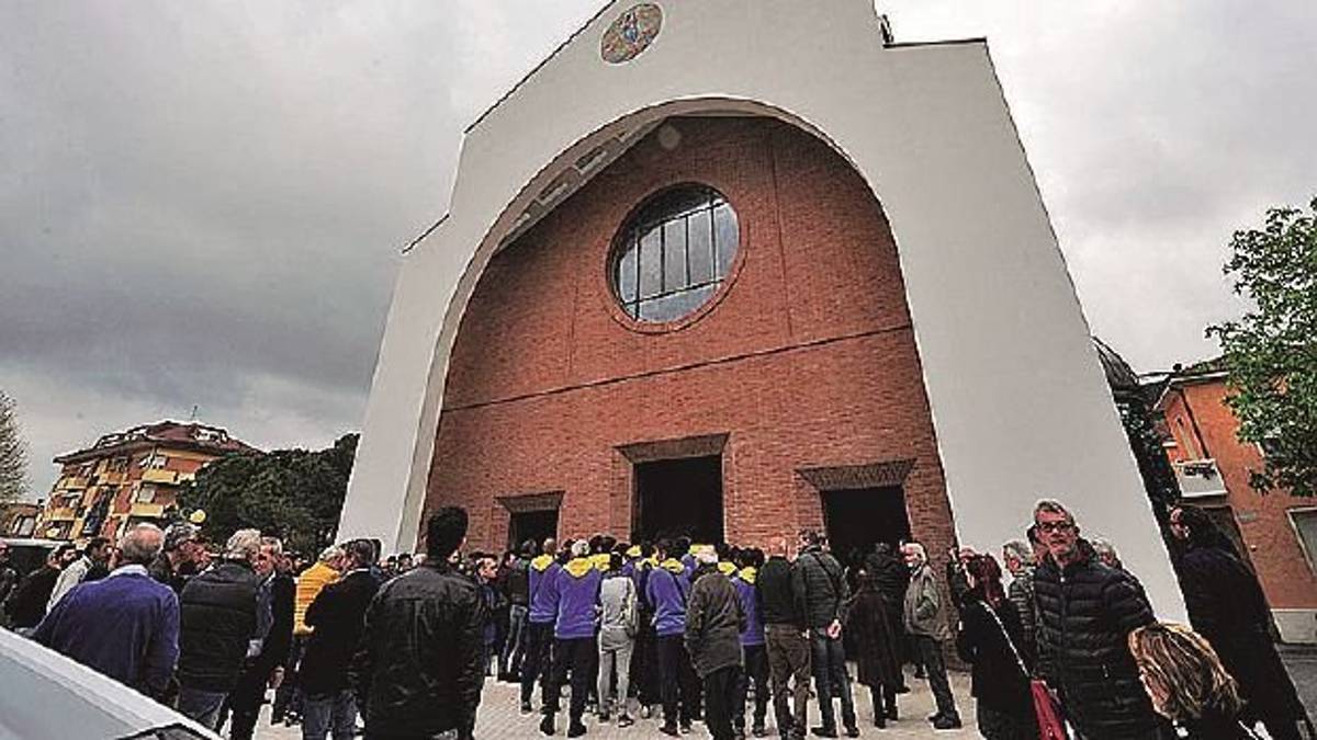 Lacrime e palloncini bianchi per l’ultimo saluto a “Teto”