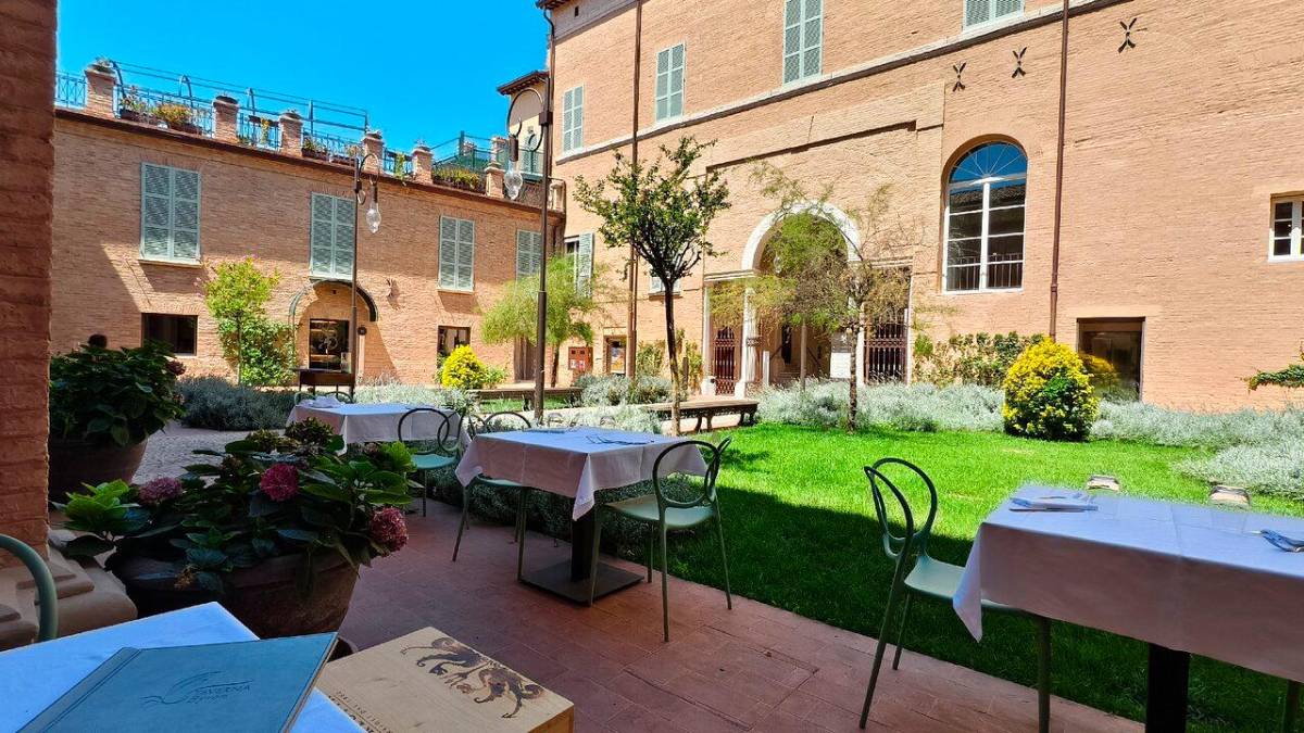 Ravenna, si abbassa subito il sipario sulla Taverna Byron: “Non abbiamo personale, soprattutto in cucina”