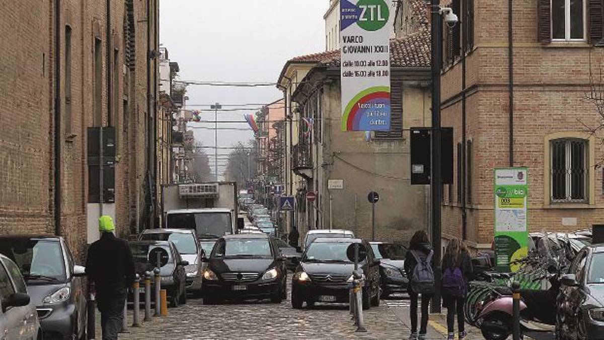Centri storici, chiuse centinaia di negozi. E ora si teme per l’estensione delle Ztl