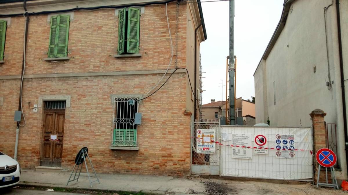 Ravenna. Operaio 52enne cade da impalcatura e muore in via Carso