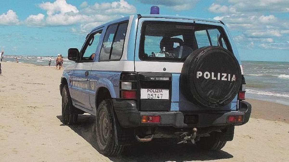 Si masturba in spiaggia davanti a una ragazzina a Riccione, 21enne nei guai
