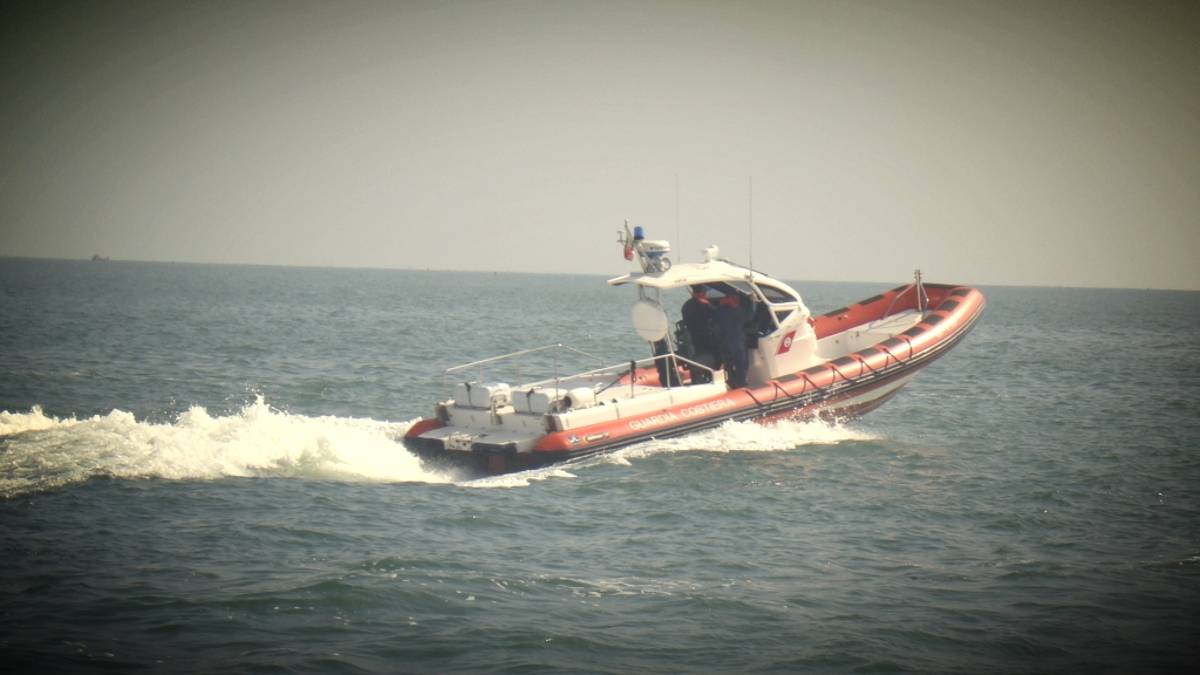 Ravenna, una chiazza nera di 40 metri in mare: processo a equipaggio di una nave
