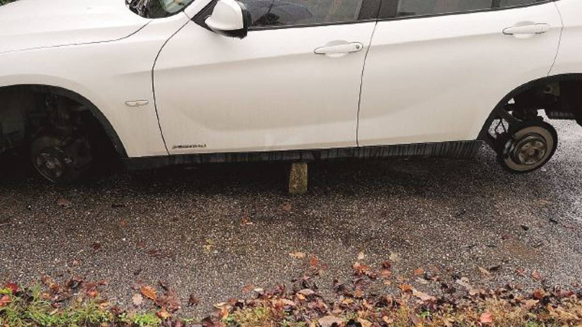 Ravenna, ritrovano l’auto senza ruote