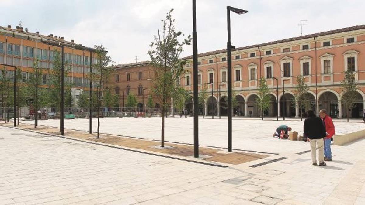 Piazza della Libertà riapre sottovoce: via le transenne dopo 31 mesi