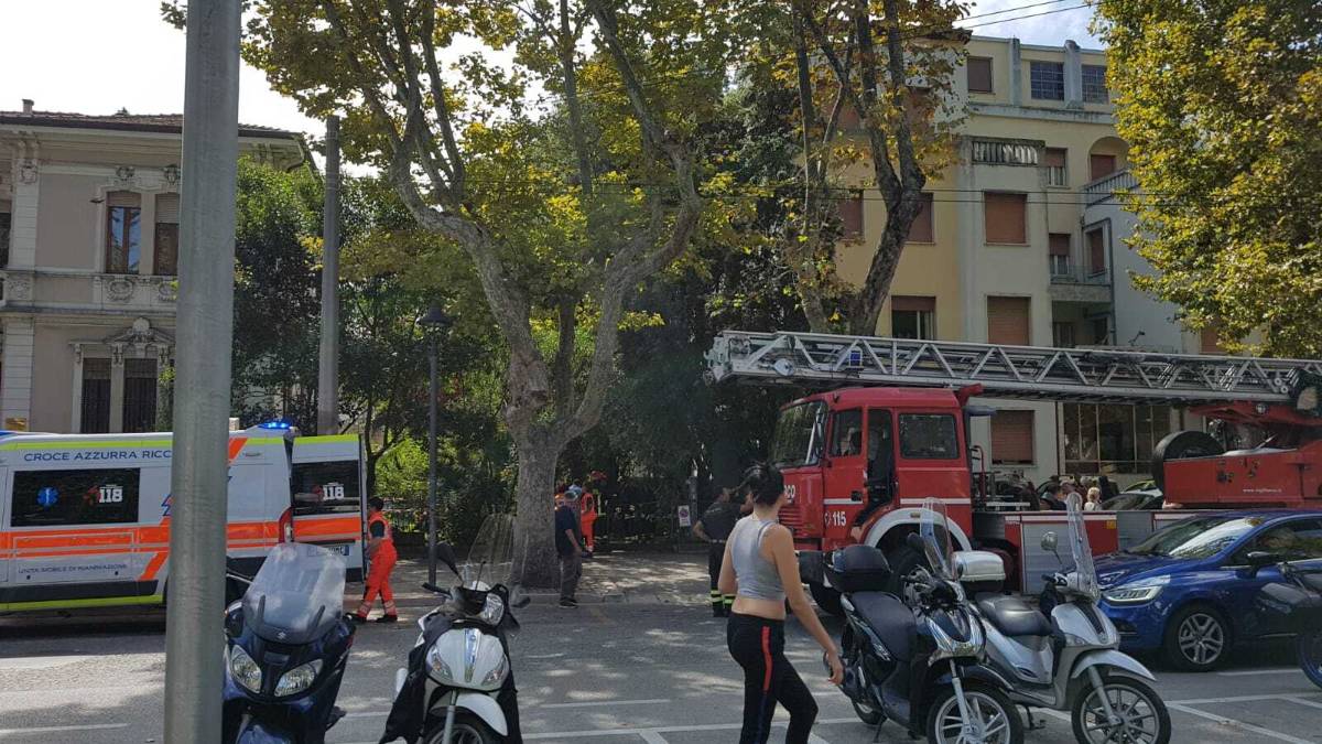Rimini, l'uomo asserragliato col coltello è scappato dalla finestra