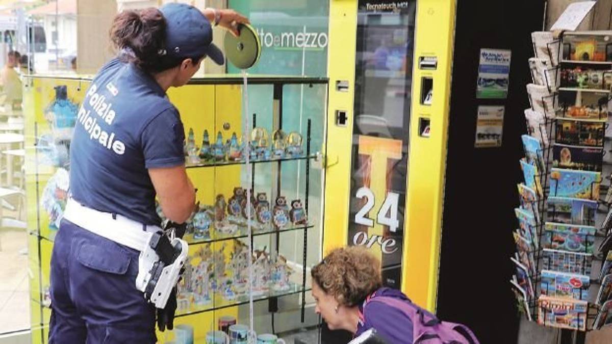 Degrado, attività sotto controllo: 15 negozi su 46 non sono in regola