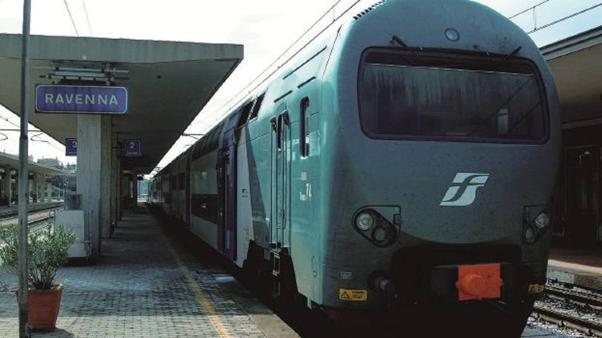 Ravenna, ferroviere al lavoro in malattia, assolto