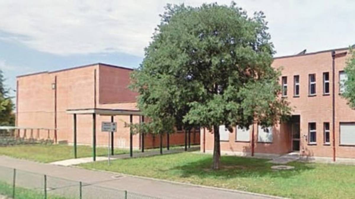 A Solarolo piove nella palestra della scuola media. Dobbiamo mettere i secchi