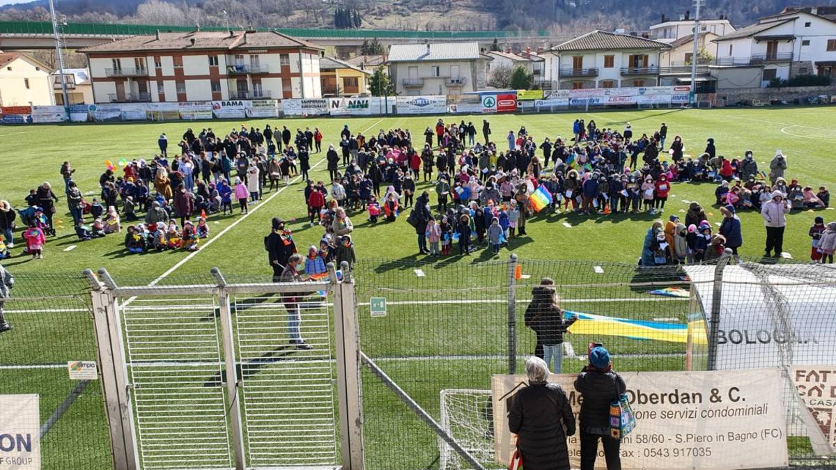 Guerra in Ucraina, la camminata della pace degli studenti da Bagno di Romagna a San Piero - Gallery