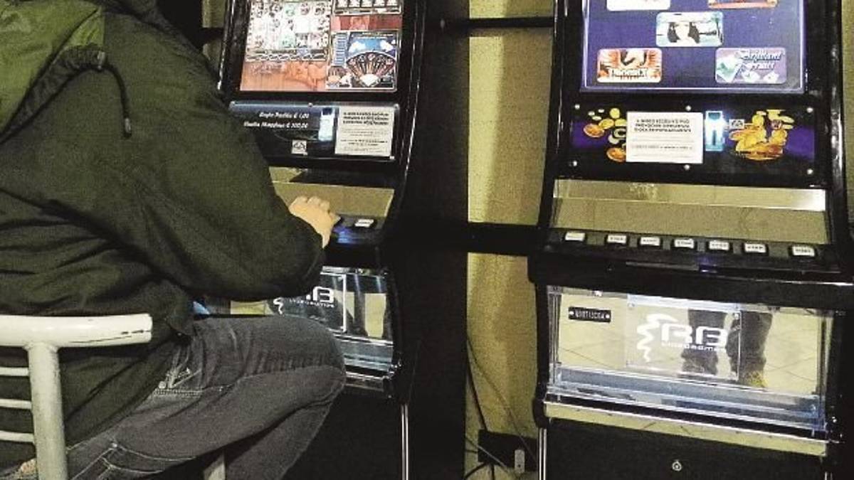 Maltratta i genitori per il gioco d’azzardo, arrestato riminese di ventisei anni