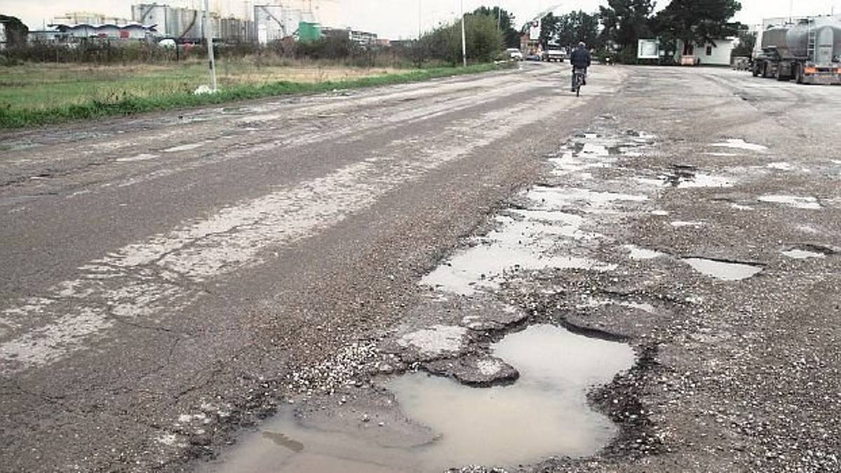 Il gelo si mangia il fondo per le strade E il sindaco bacchetta Anas