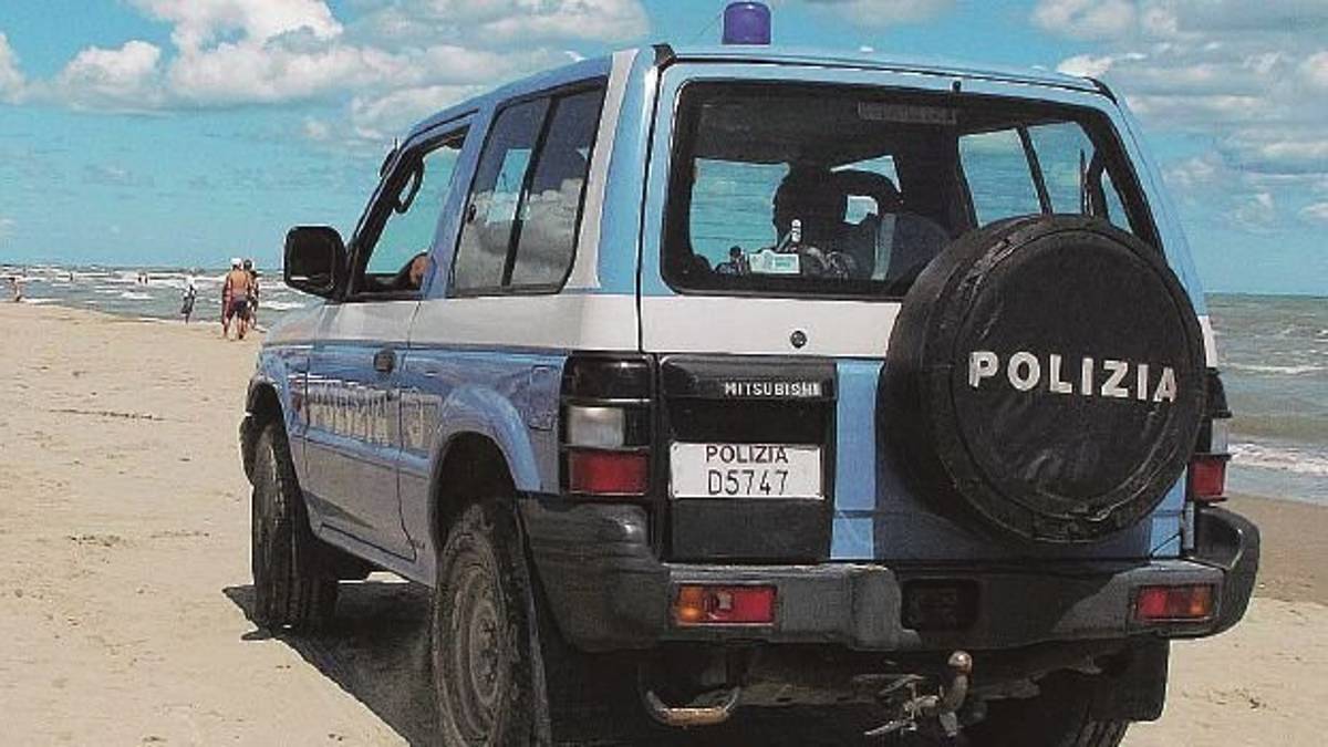 Filmata mentre fa la doccia in cabina: «Ma in spiaggia la solidarietà va al maniaco»