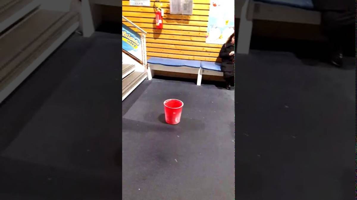 Piove dal tetto della piscina comunale di Riccione. Il video