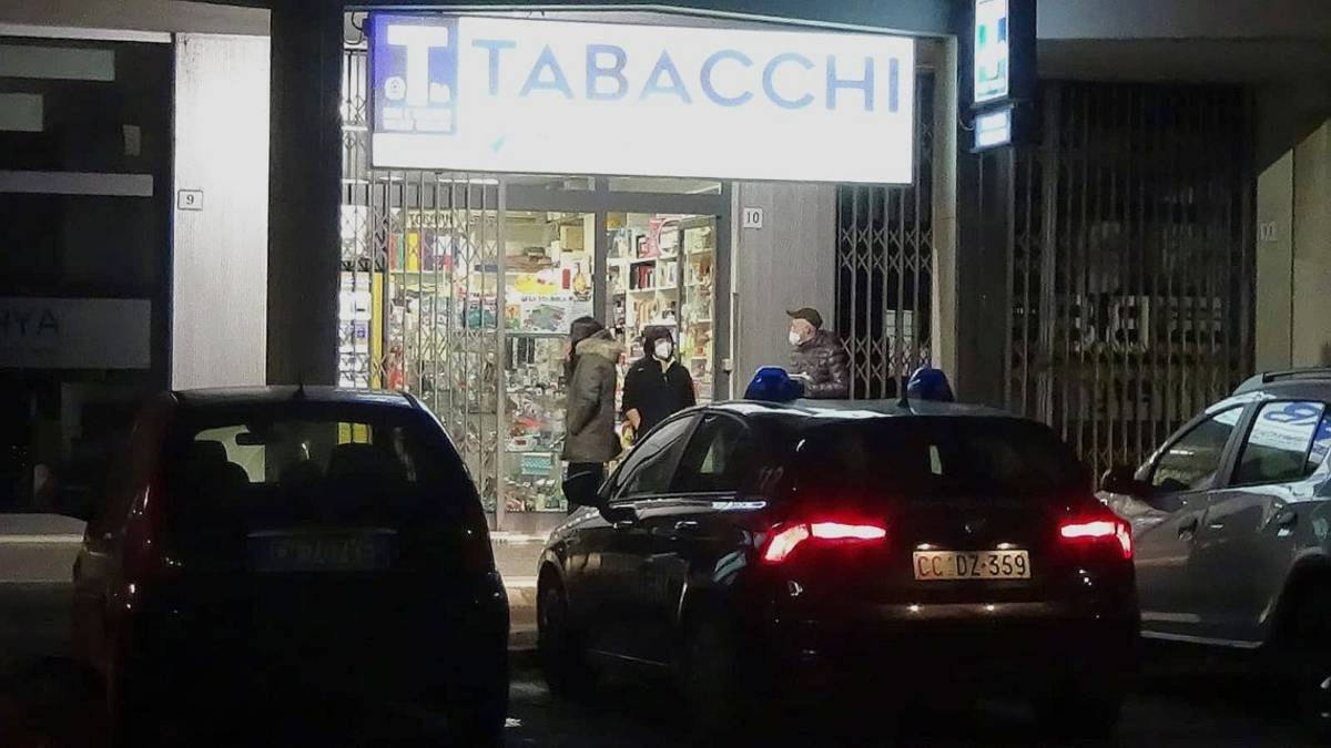 Faenza, incappucciato e con un coltello rapina tabaccheria