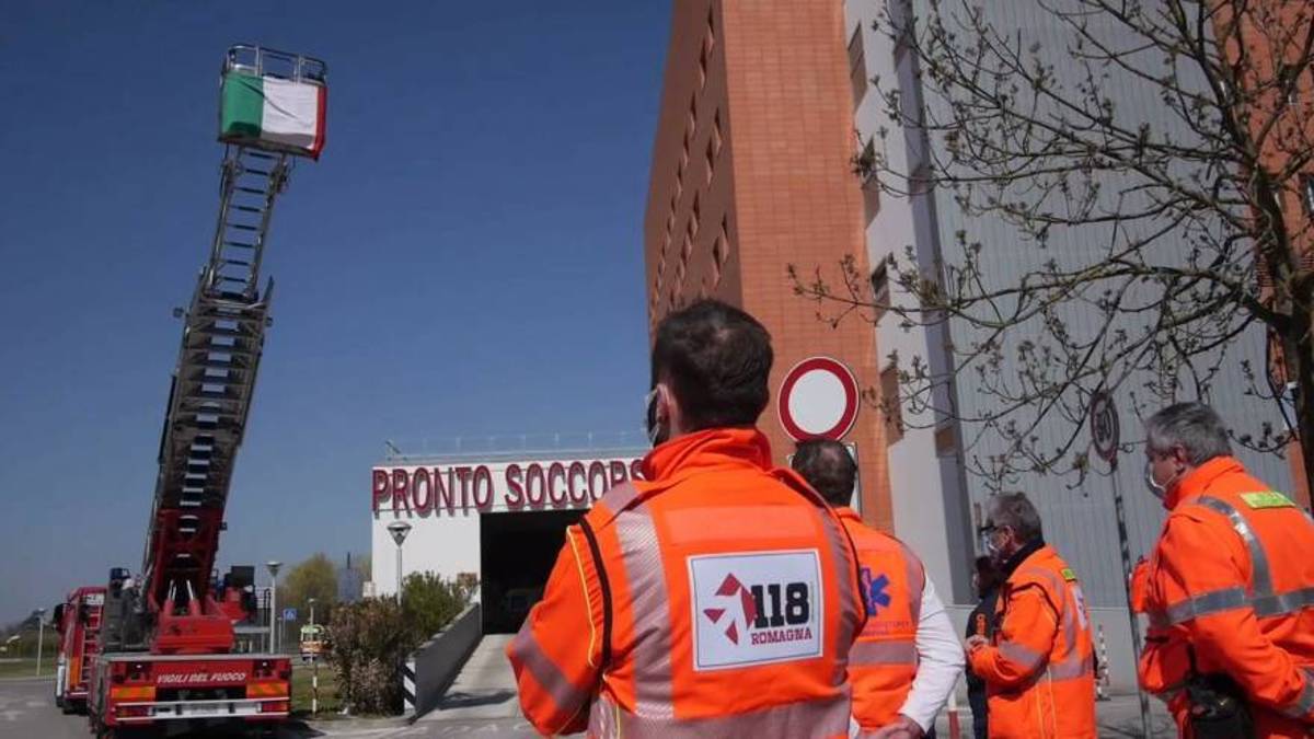 Virus, a Ravenna l'omaggio dei vigili del fuoco ai medici