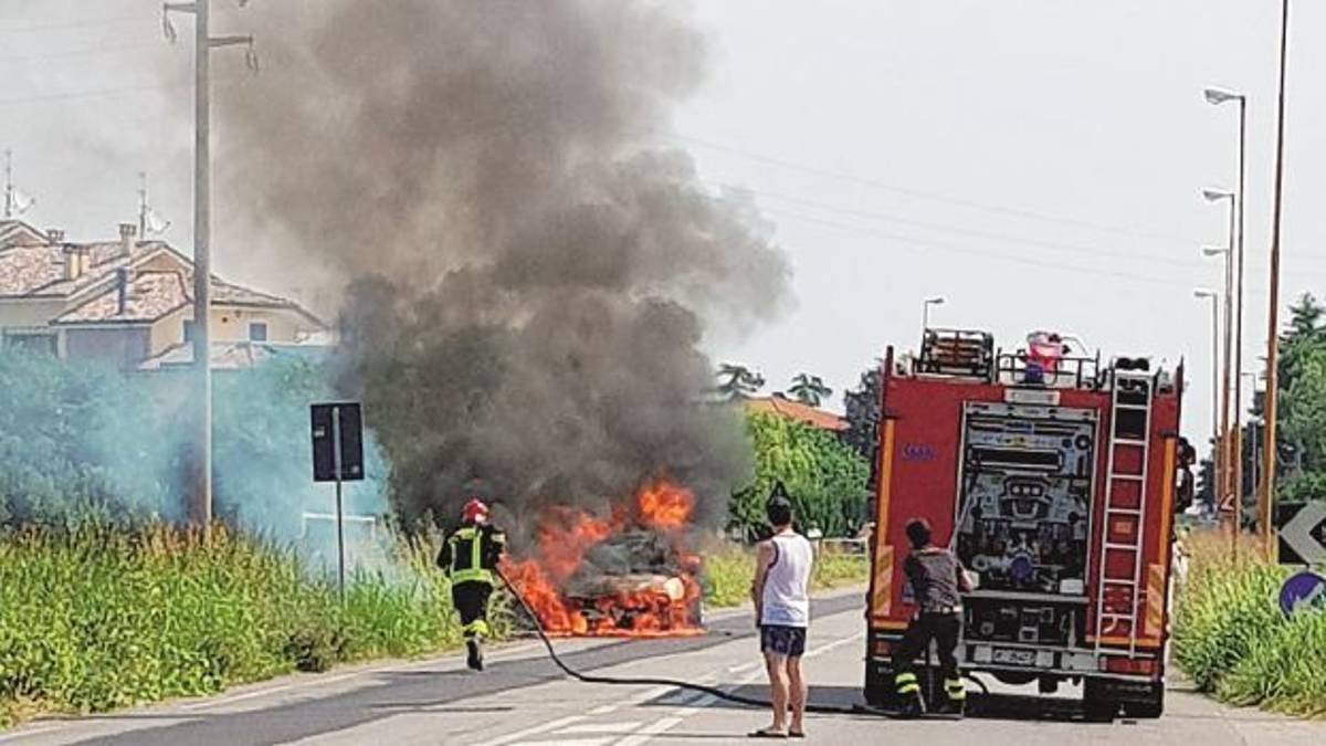 Auto devastata dalle fiamme