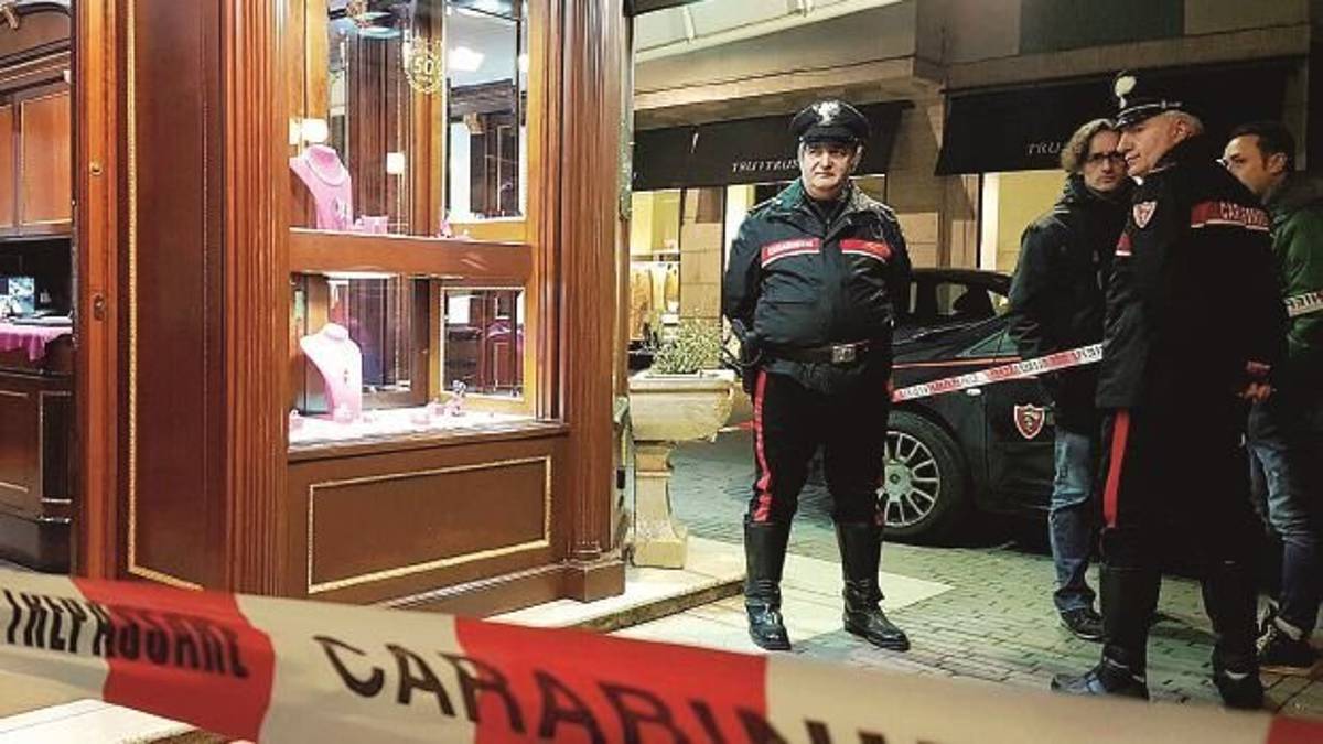 Rubano felpe in viale Ceccarini a Riccione, due minori denunciati