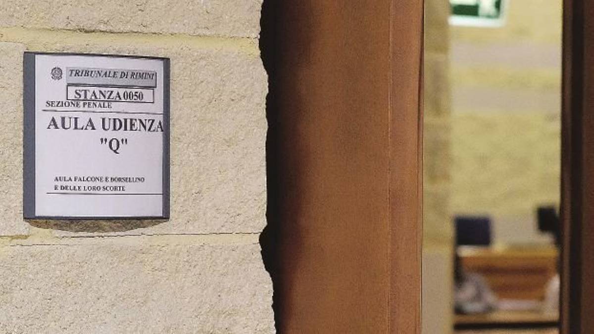 Picchia e insulta il marito: è gay. Condannata cassiera 51enne