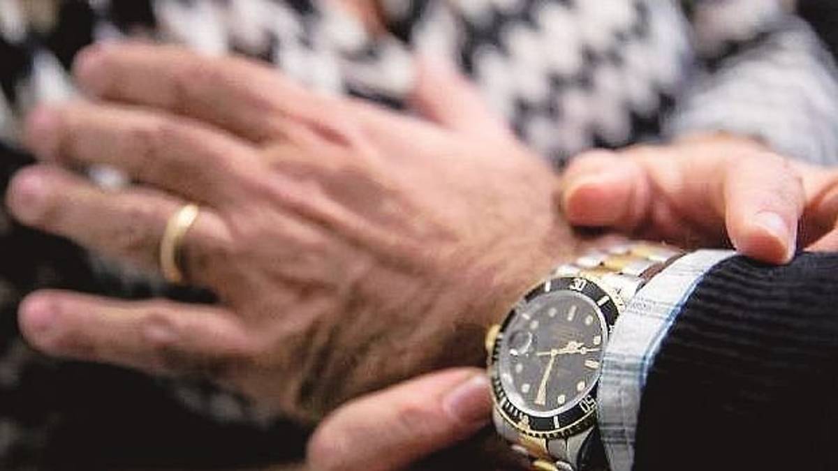 Il ritorno della sexy ladra: sfila un altro orologio a un uomo
