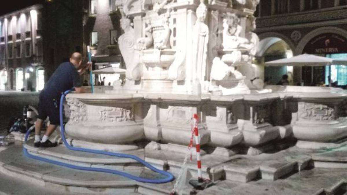 Due settimane di lavoro per ripulire la fontana deturpata
