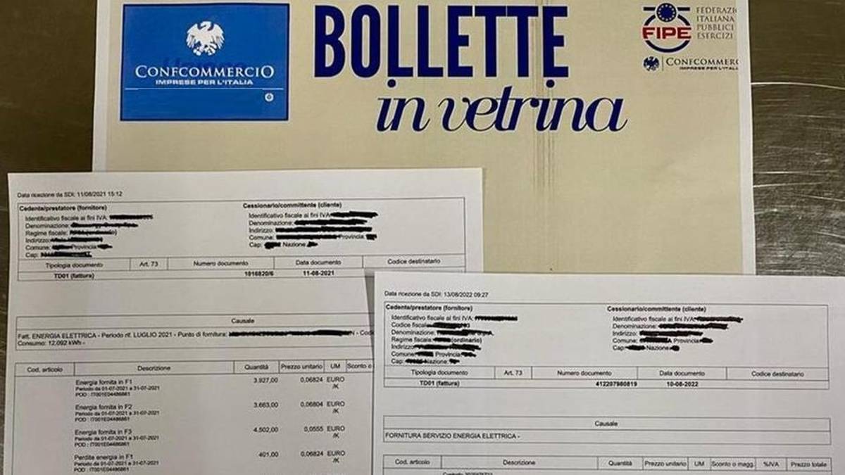 La protesta delle bollette in vetrina per bar e ristoranti di Cesena