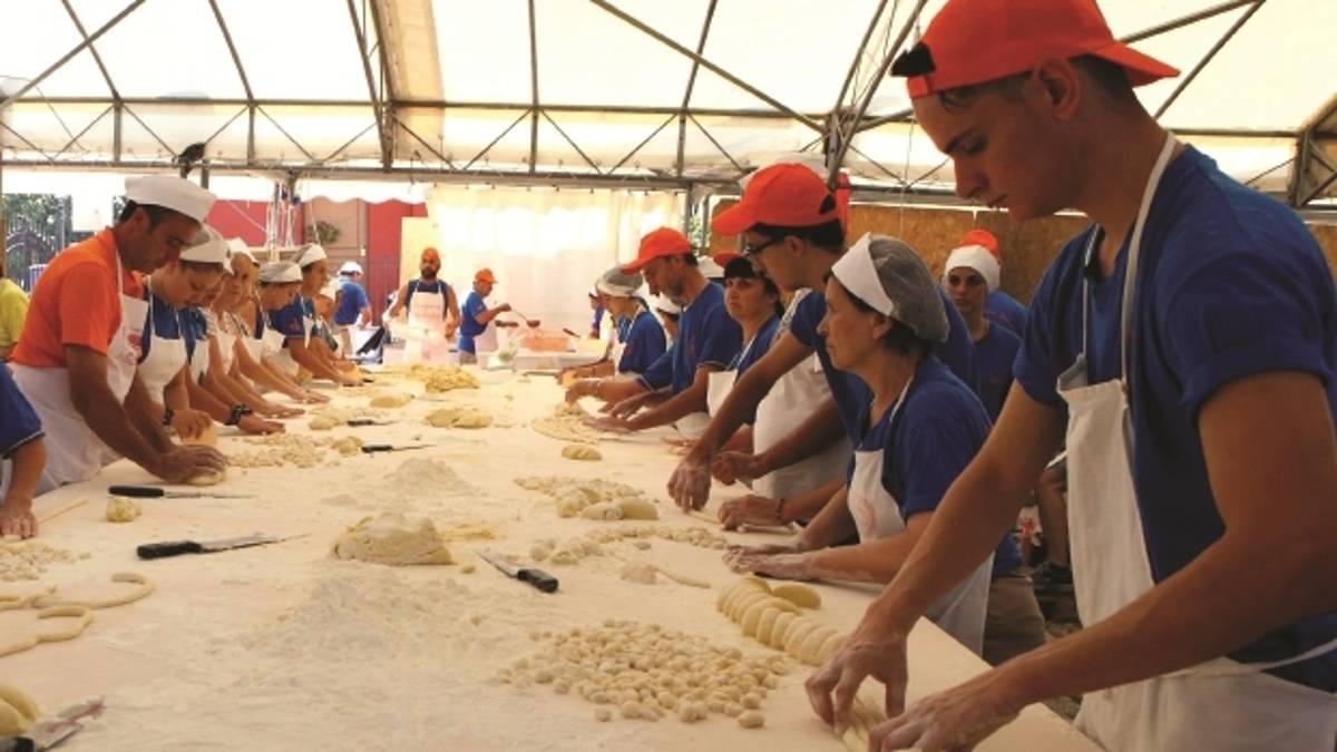 A Montescudo la Sagra della patata e Festa degli gnocchi con Mirko Casadei