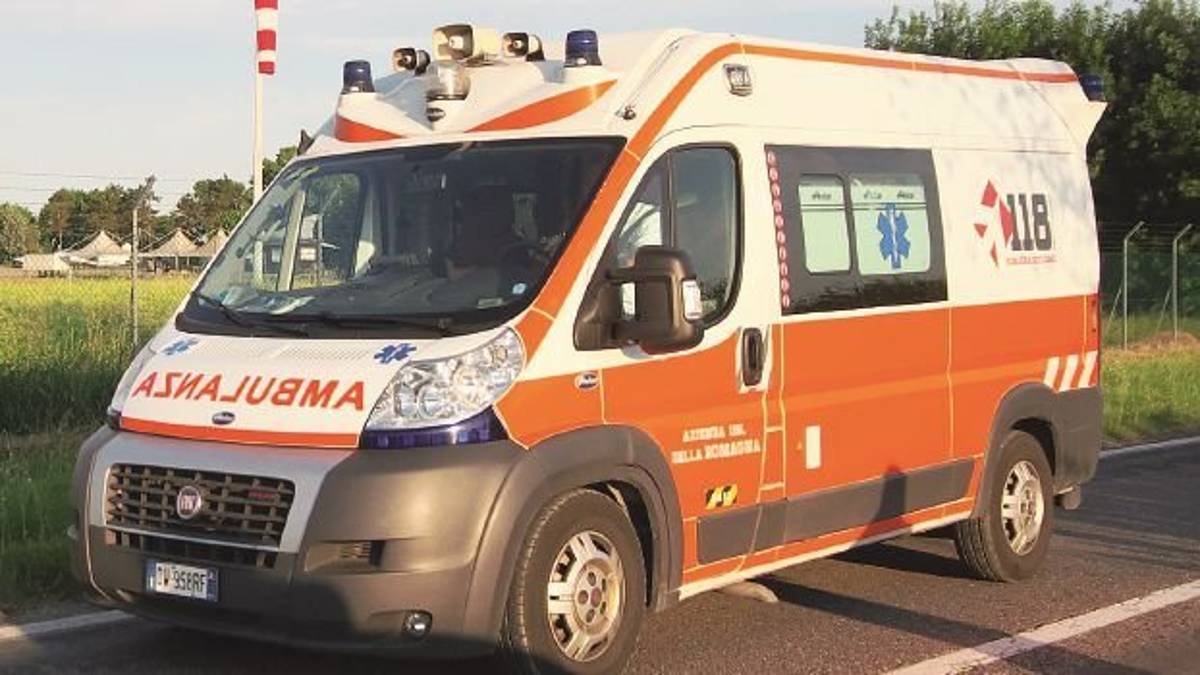 Atterraggio da brividi all'aeroporto di Ravenna, paracadutista al Bufalini