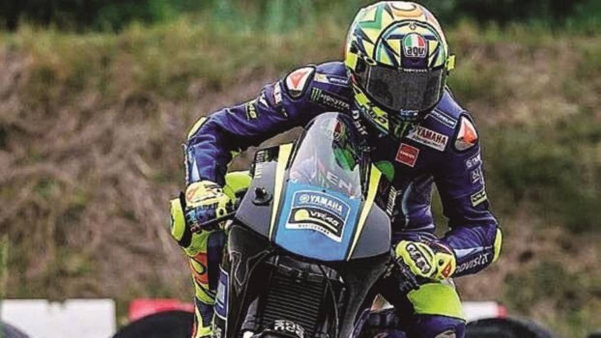 Valentino Rossi e la sua tribù a Galliano. E anche in minimoto il Dottore fa il record della pista