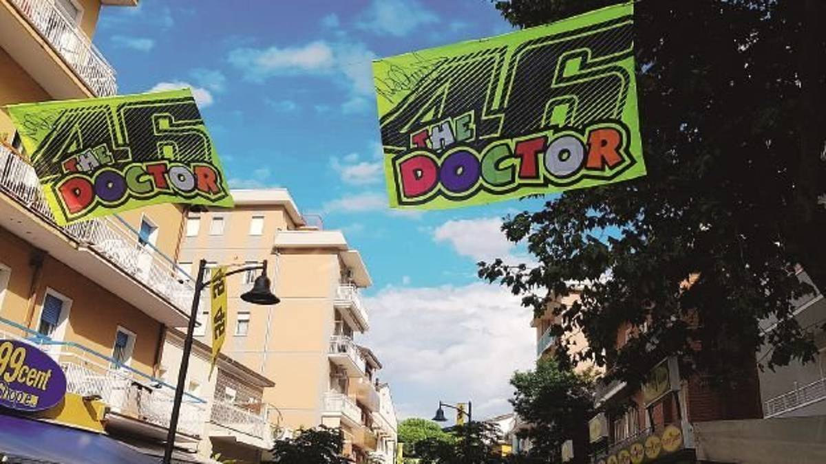 Viale Dante si tinge di giallo e alza il tifo per Valentino