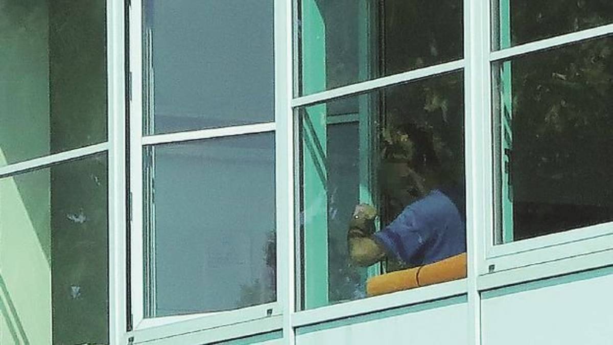 Finestre bloccate e aule come forni, la “prof” fa lezione nel corridoio