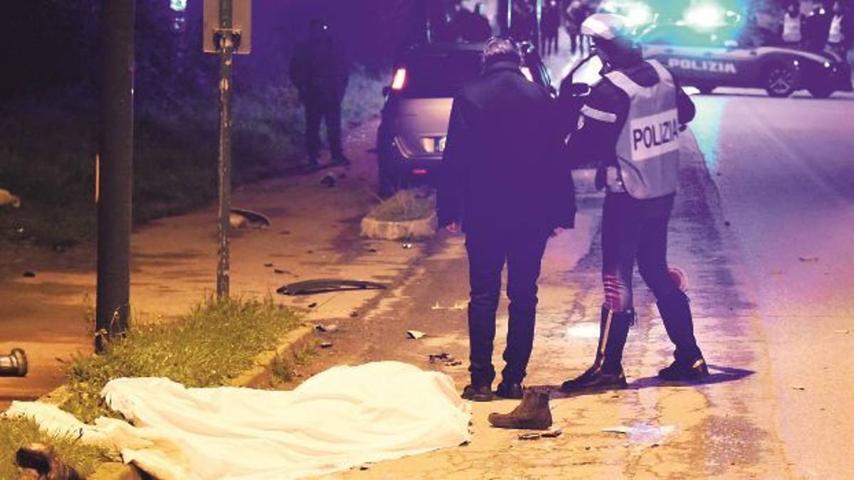 Auto travolge uno scooter: uomo muore, grave una donna