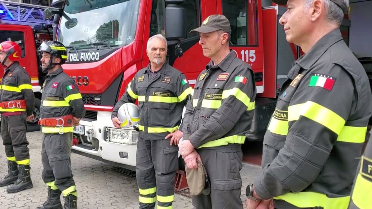 Forlì, il commovente saluto ai due Vigili del Fuoco in pensione VIDEO