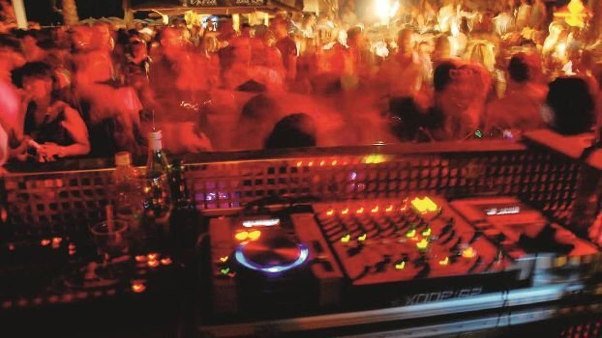 Stop a un veglione abusivo a Rimini sotto la questura. Capienze ok, multe per i buttafuori irregolari